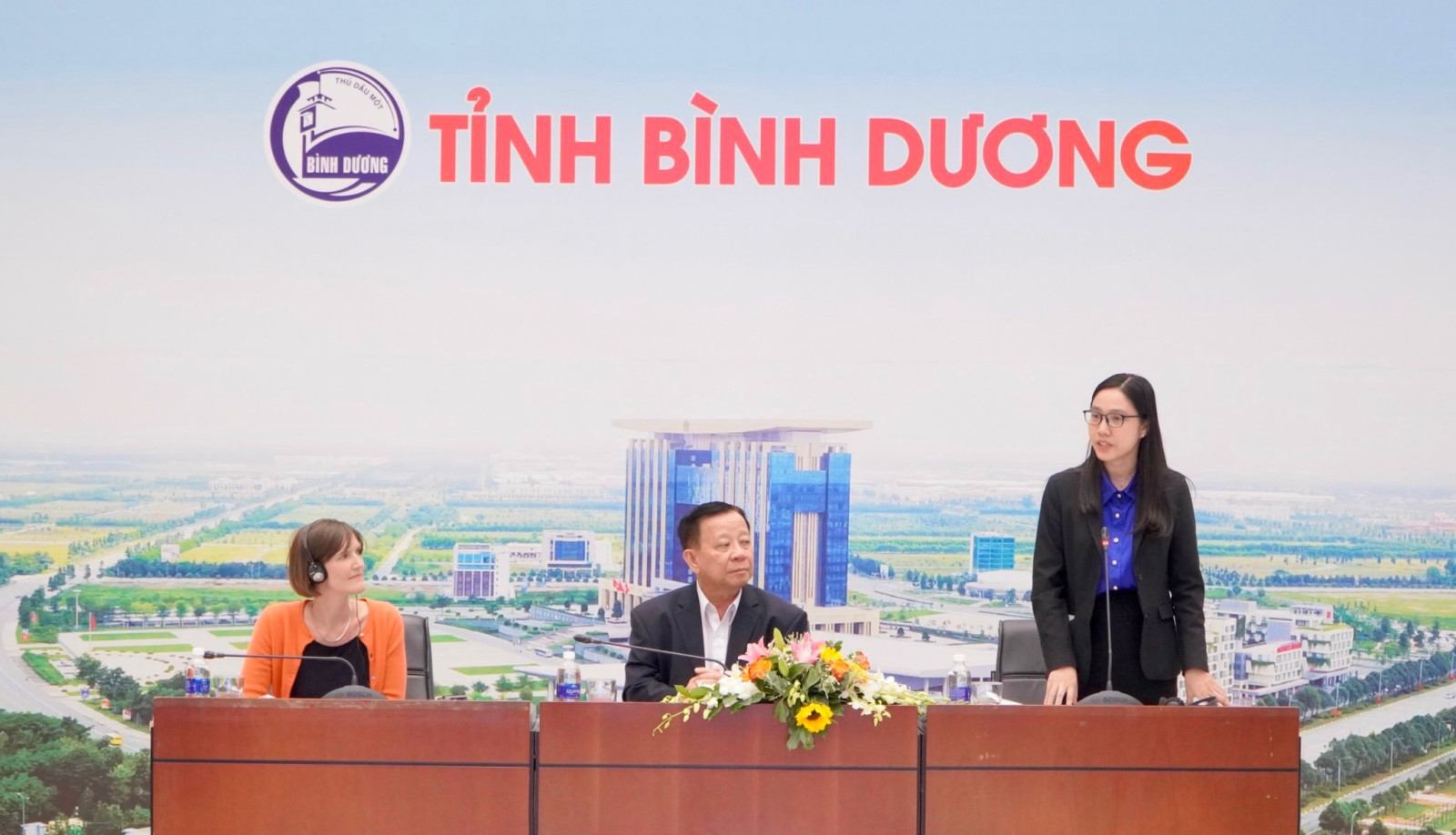 Đồng chí Hà Thanh, Phó Giám đốc Sở Ngoại vụ thông tin với đoàn về tình hình phát triển kinh tế - xã hội, thu hút đầu tư của tỉnh Bình Dương.